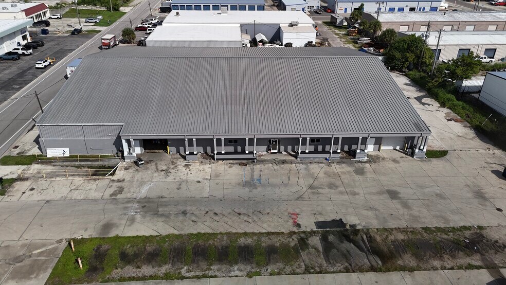 More Photos Of 313 Seaboard Ave, Venice Unknown For Lease