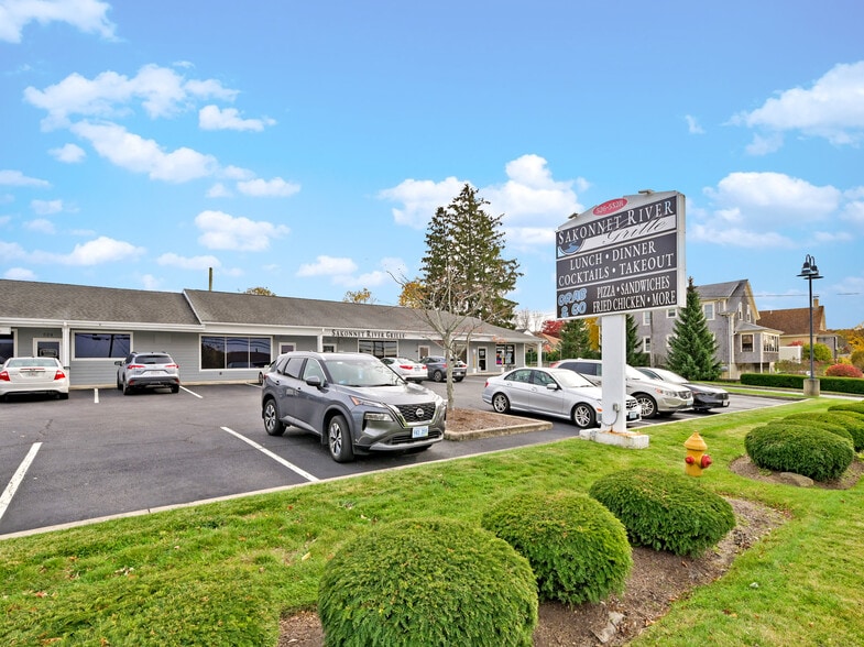 More Photos Of 500 Main Rd, Tiverton Drugstore For Sale