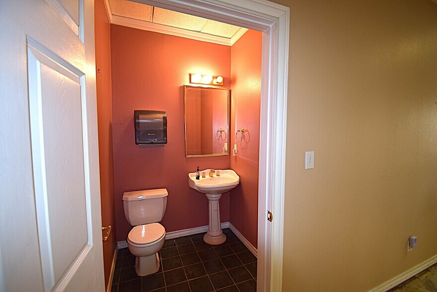 More Photos Of 1001 E Cedar Creek Pky, Seven Points Office For Sale