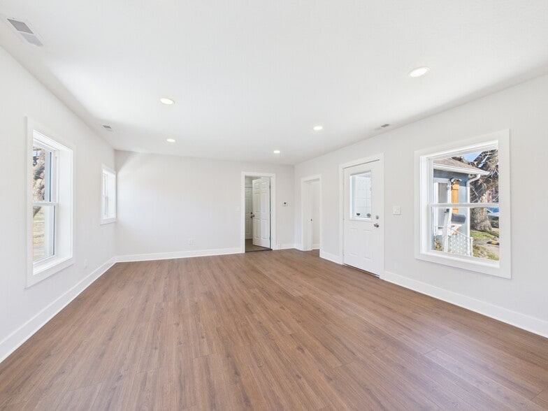 More Photos Of 6310 Ash Ave, Raytown Freestanding For Lease