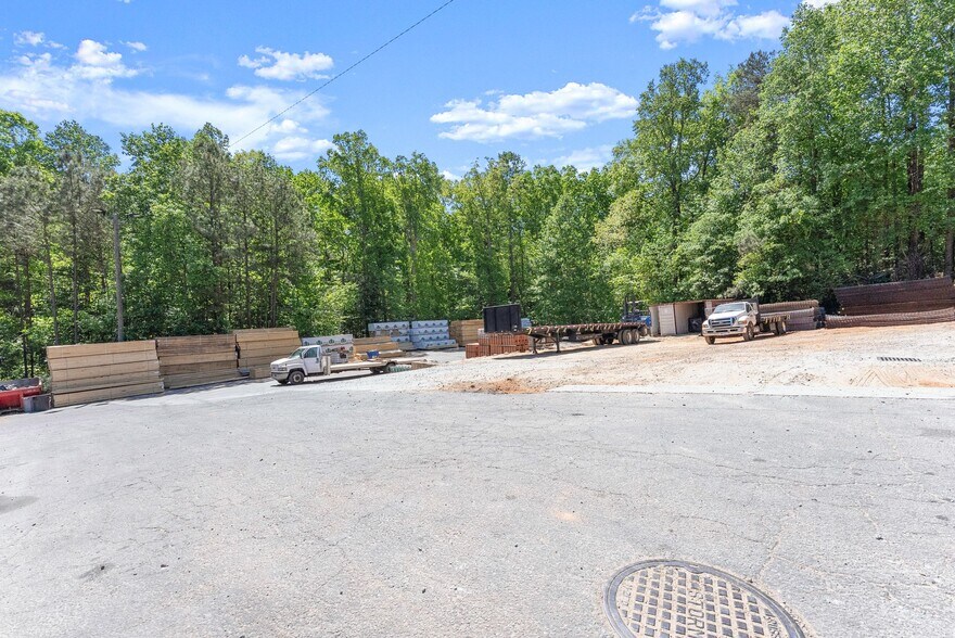 More Photos Of 3917 Old Flowery Branch Rd, Oakwood Flex For Lease