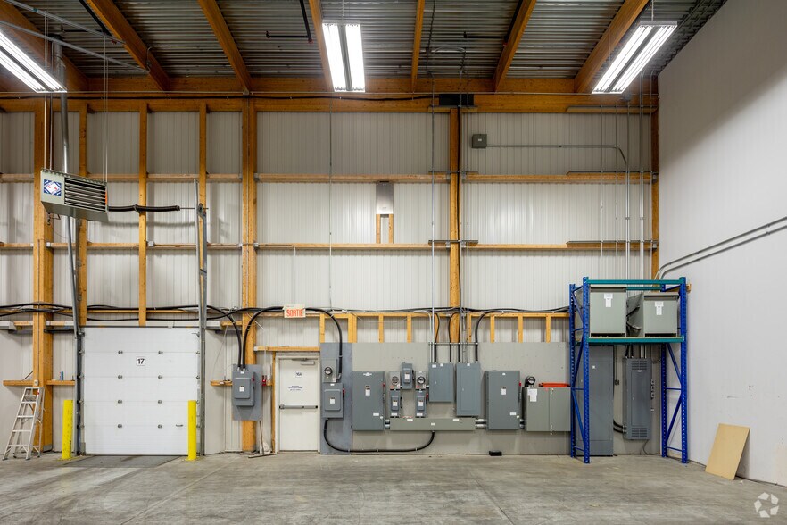 More Photos Of 1400-1460 Boul De L'innovation, Bromont Industrial For Lease