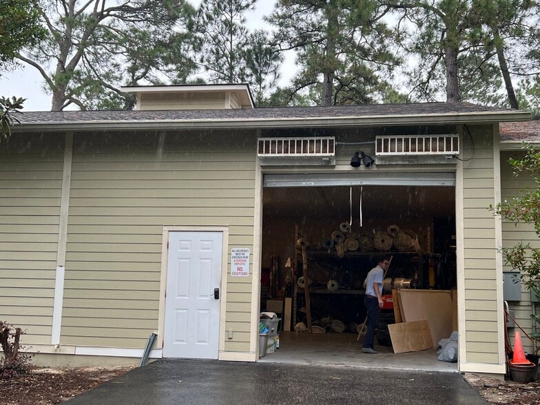 More Photos Of 14 Palmetto Business Park Rd, Hilton Head Island Showroom For Sale