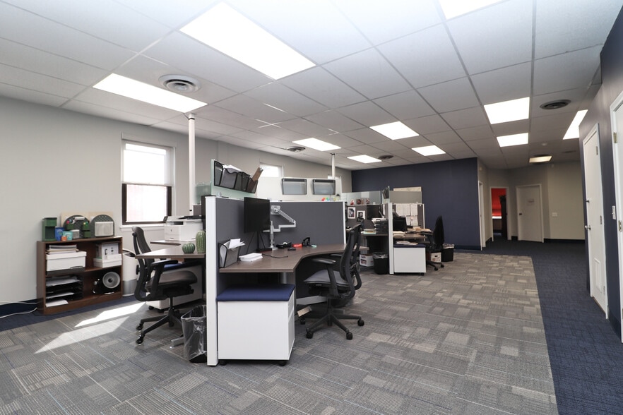More Photos Of 631-635 Farmington Ave, Hartford Office For Sale