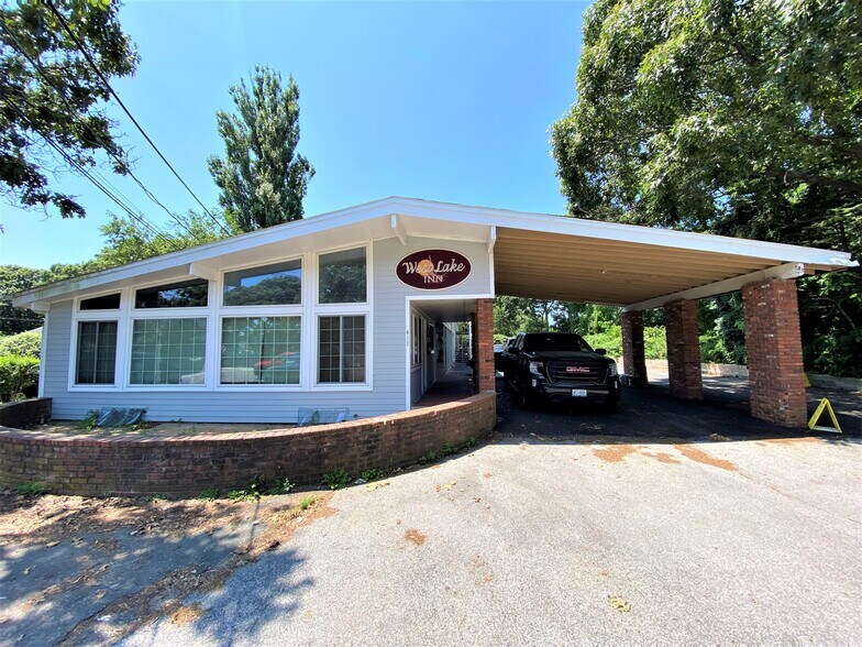 More Photos Of 411 W Lake Dr, Montauk Hotel For Sale
