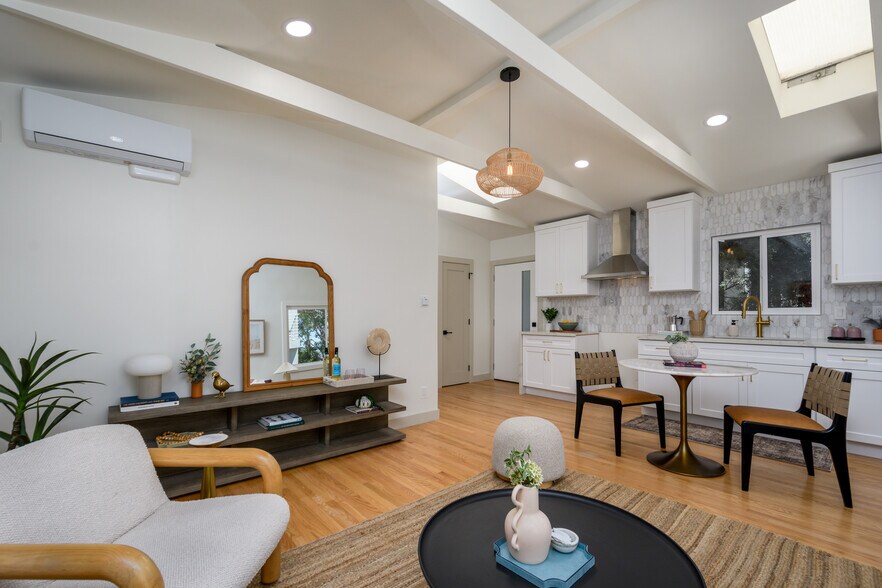 More Photos Of 223 Howland Canal, Venice Multifamily For Sale