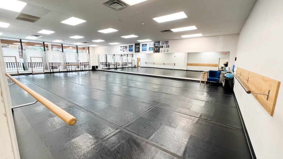 More Photos Of 1233 Roosevelt Trl, Raymond Storefront For Lease