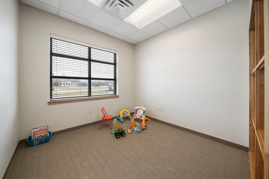 More Photos Of 7447 Riverside Pky, Tulsa Bank For Lease