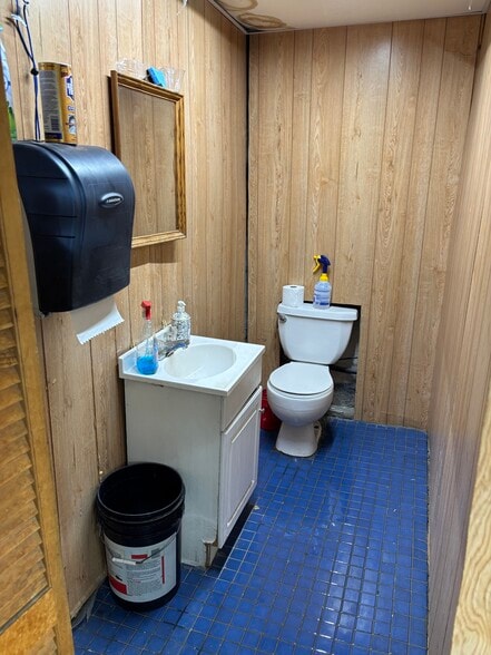 More Photos Of 304 Center Ave, Butler Flex For Sale