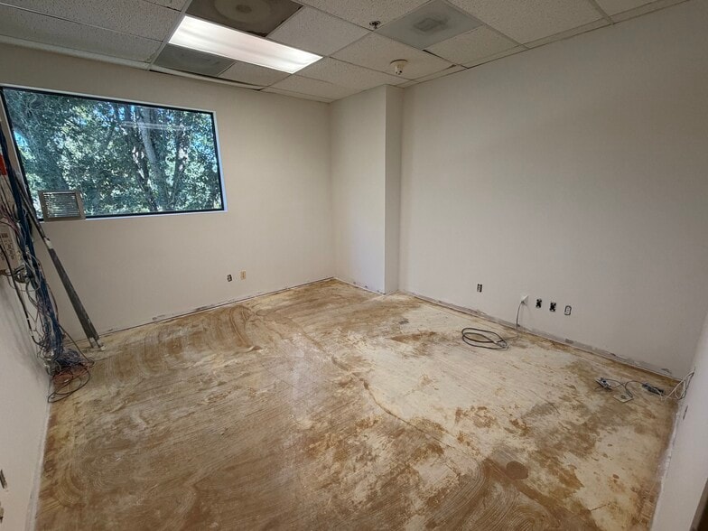 More Photos Of 355 Hiatt Dr, Palm Beach Gardens Showroom For Lease