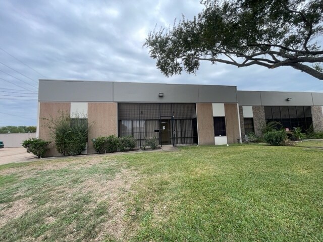More Photos Of 10801 Brooklet Dr, Houston Warehouse For Lease