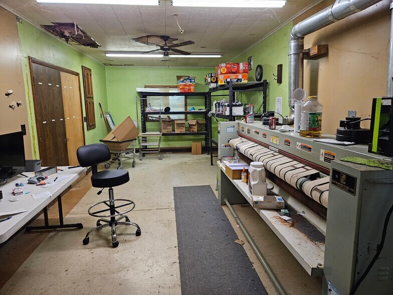 More Photos Of 1245 E Bluff St, Marseilles Freestanding For Sale