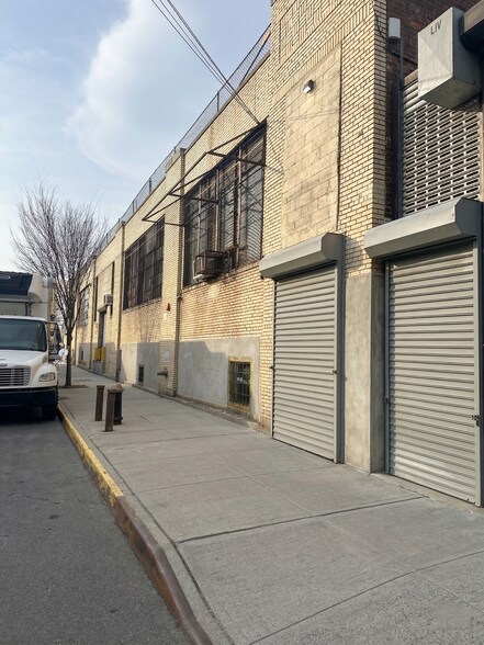 More Photos Of 830 Barry St, Bronx Warehouse For Lease