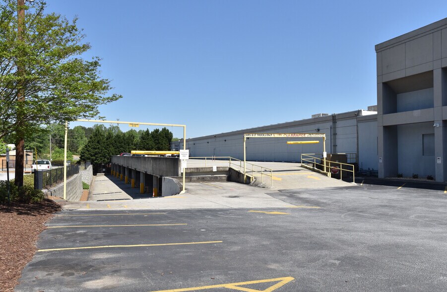 More Photos Of 1800 Northeast Expy, Atlanta Showroom For Lease