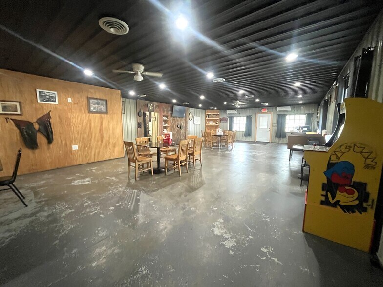 More Photos Of 219 Main St, Hale Flex For Sale