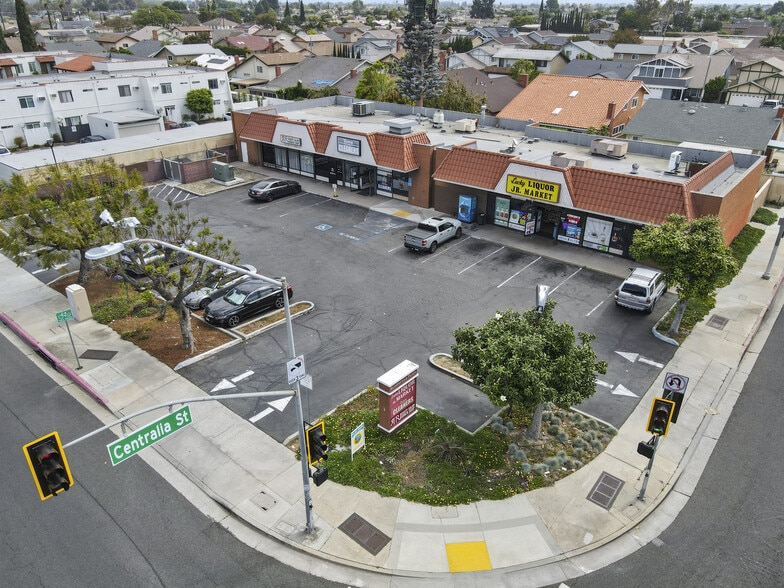 Primary Photo Of 20942-20948 Bloomfield Ave, Lakewood Storefront For Sale