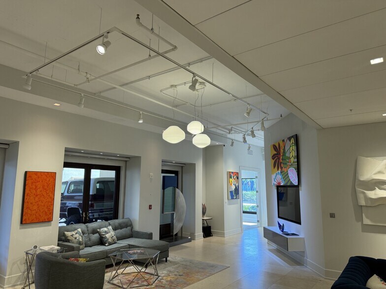 More Photos Of 633 9th St N, Naples Office For Lease