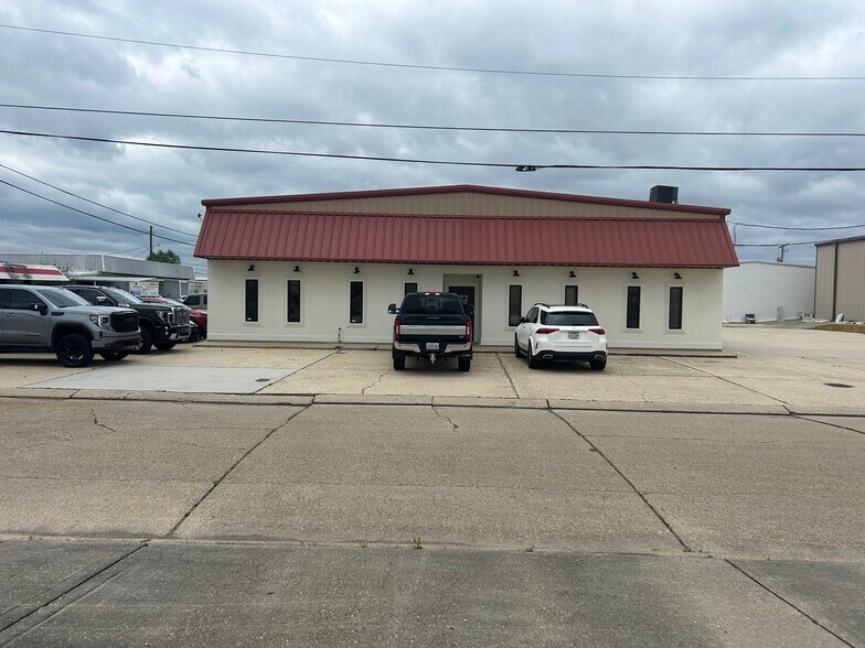 More Photos Of 2501 Florida Ave, Kenner Light Distribution For Sale