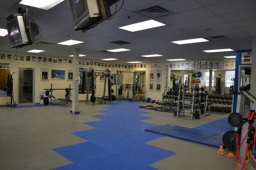 More Photos Of 260 W Crescent Ave, Allendale Warehouse For Lease