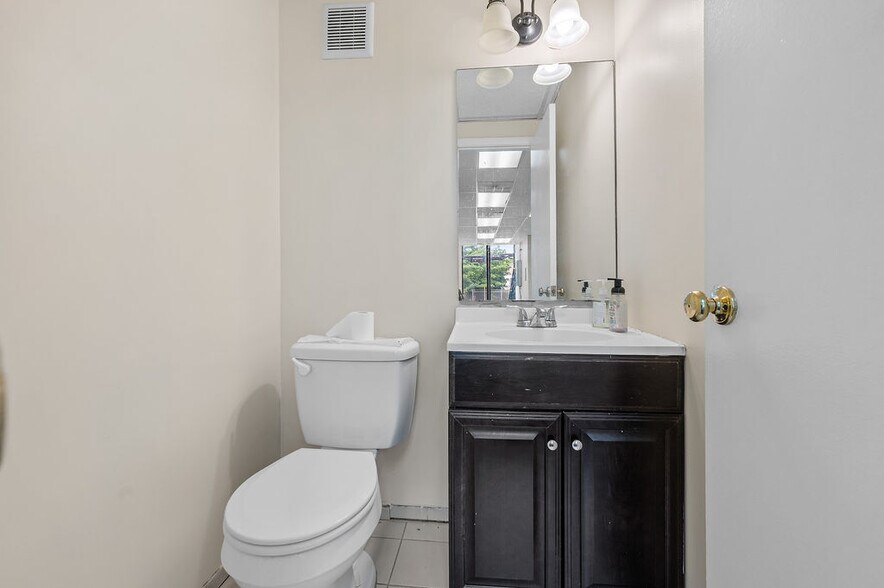 More Photos Of 1142A S Railroad Ave, Staten Island Office For Sale