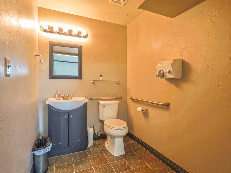 More Photos Of 401 S Ranchwood Blvd, Yukon Flex For Sale