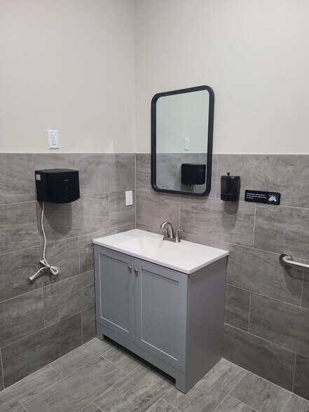 More Photos Of 301 Adams St, Houston Light Manufacturing For Sale