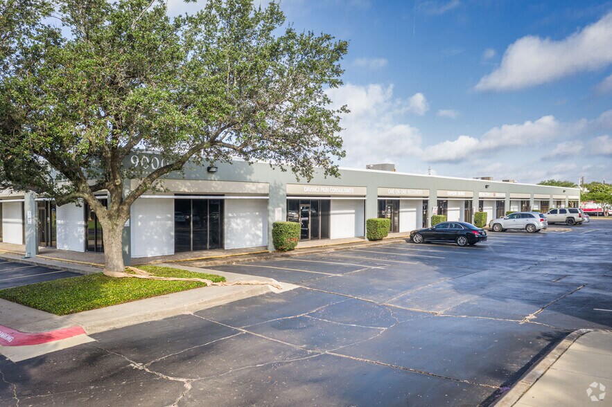 More Photos Of 9000 Southwest Fwy, Houston Unknown For Lease