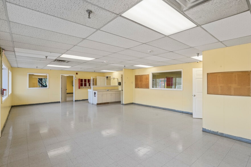 More Photos Of 211 Edds Ln, Sterling Schools For Lease