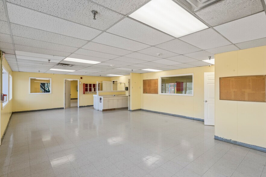 More Photos Of 211 Edds Ln, Sterling Schools For Sale