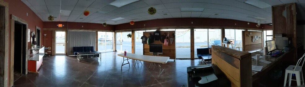 More Photos Of 816 W Fairview Ave, Carthage Showroom For Lease