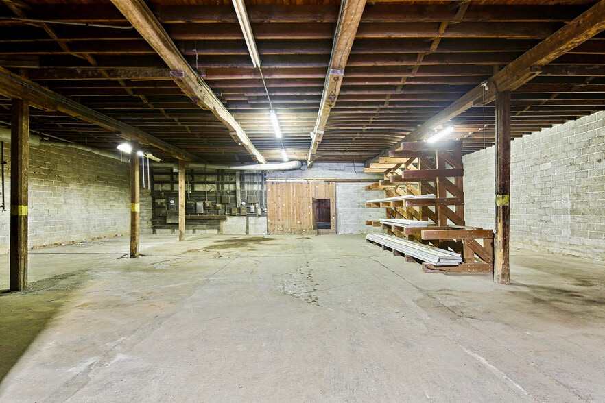 More Photos Of 8106 Intersection Rd, Glen Rock Warehouse For Lease