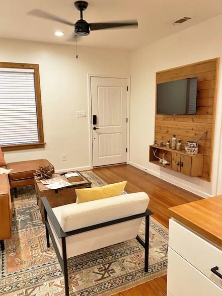 More Photos Of 2513 E Cesar Chavez St, Austin Office For Lease