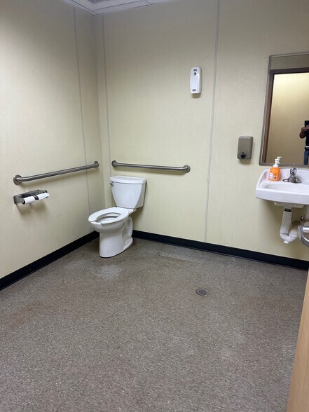 More Photos Of 5066 Owan Industrial Park Dr, Williston Warehouse For Lease