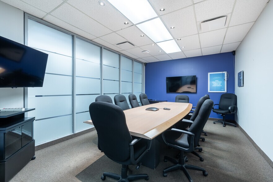 More Photos Of 2830 Boul Saint-Martin E, Laval Office For Lease