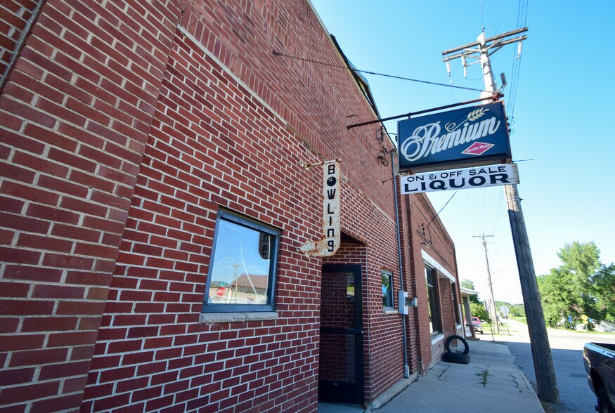 More Photos Of 111 Main St, Roscoe Bar For Sale