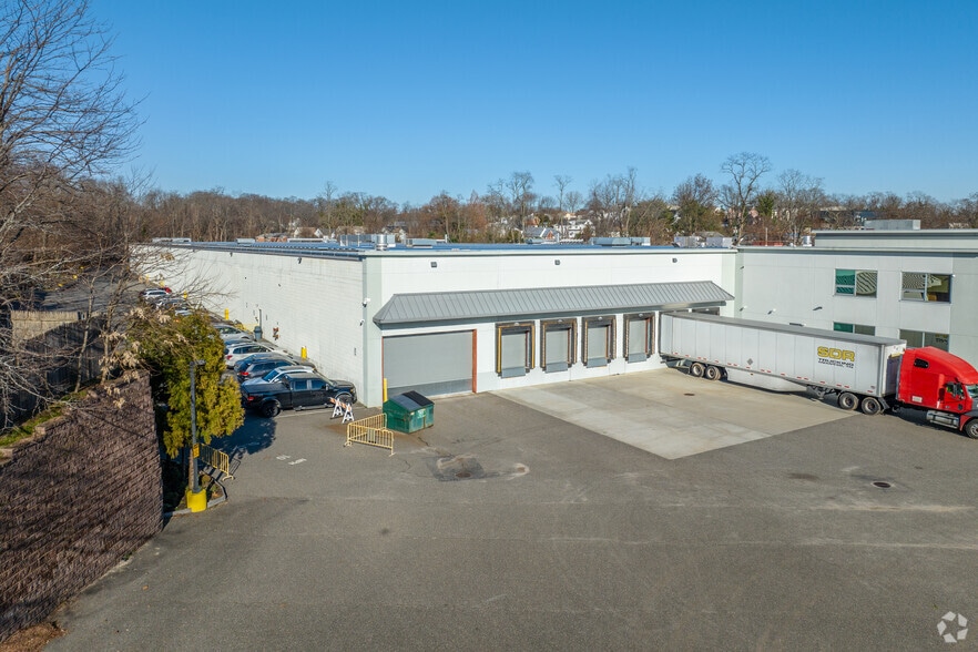 More Photos Of 85 Harbor Rd, Port Washington Warehouse For Lease