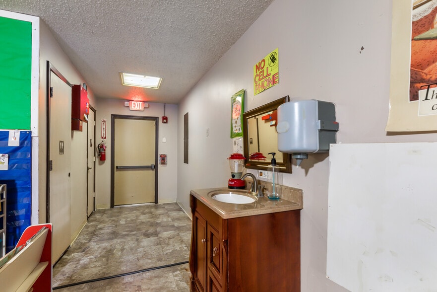 More Photos Of 827 Casey St, Channelview Flex For Sale