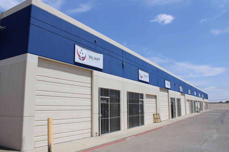 More Photos Of 8935 Gateway Blvd S, El Paso Showroom For Lease