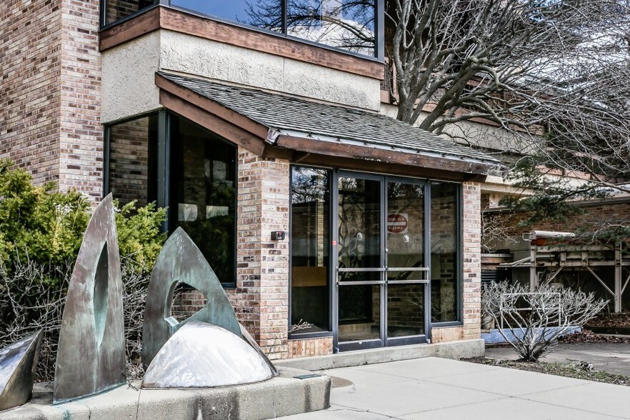 More Photos Of 3890 Salem Lake Dr, Long Grove Office For Sale