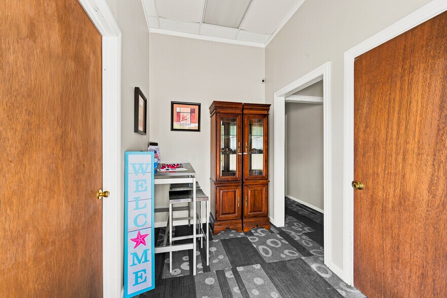 More Photos Of 20 Town Sq, Greenwood Health Club For Sale