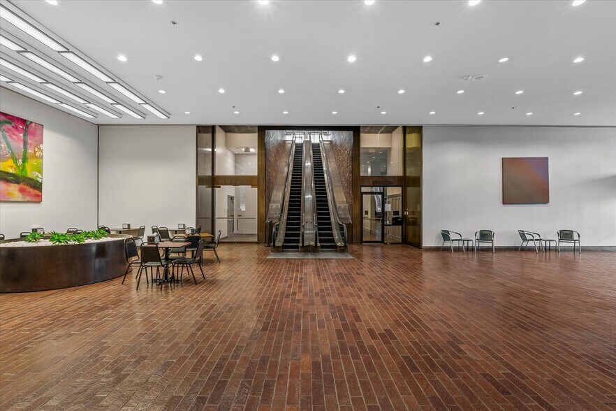 More Photos Of 400 Texas St, Shreveport Office For Sale