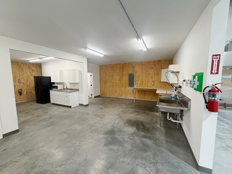 More Photos Of 1415 E Railroad St, Laurel Warehouse For Lease