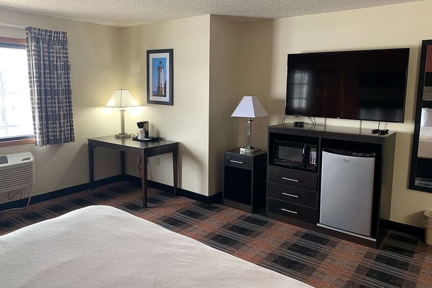More Photos Of 5 Gateway Dr, Waupun Hotel For Sale