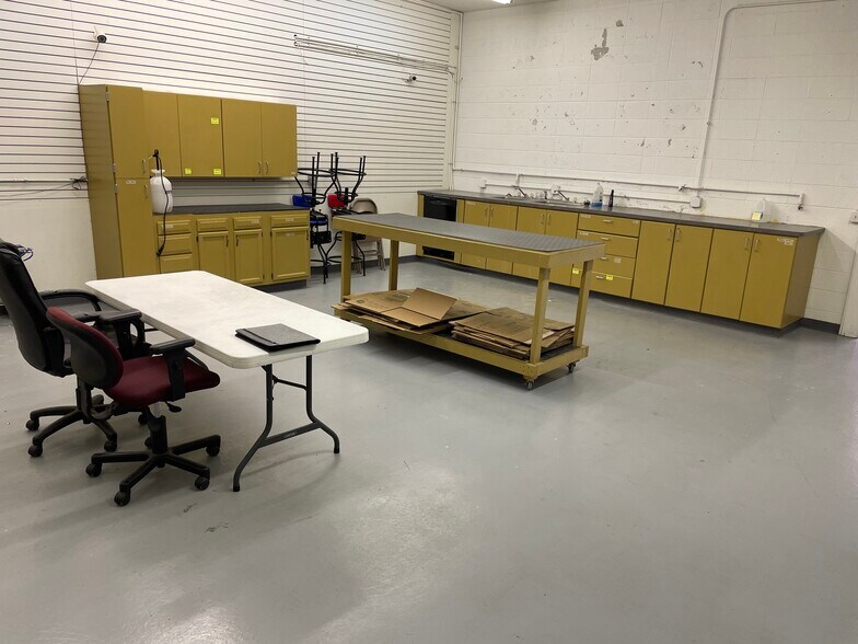 More Photos Of 219 & 303 W Chase st, Springfield Light Distribution For Lease