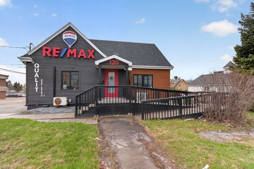 More Photos Of 120 Champlain Rue, Dieppe Office For Sale