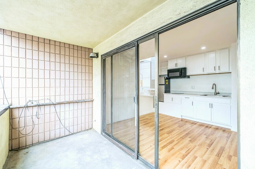 More Photos Of 823 Webster St, Oakland Storefront Retail Residential For Sale