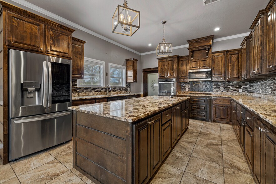 More Photos Of 5796 Highway 271, Pittsburg Flex For Sale