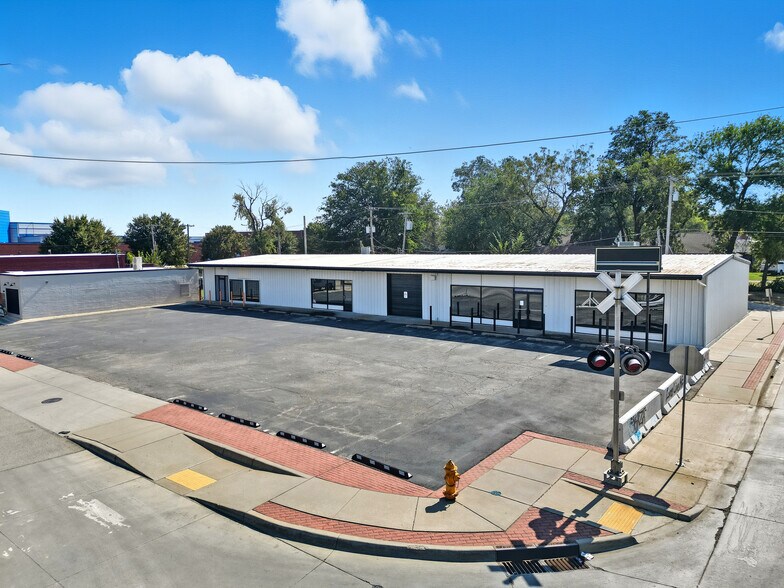 Primary Photo Of 2422-2424 W 41st St, Tulsa Showroom For Lease