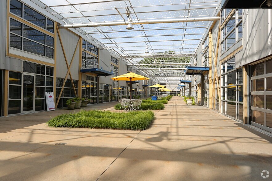 More Photos Of 1425 Ellsworth Industrial Dr, Atlanta General Retail For Lease