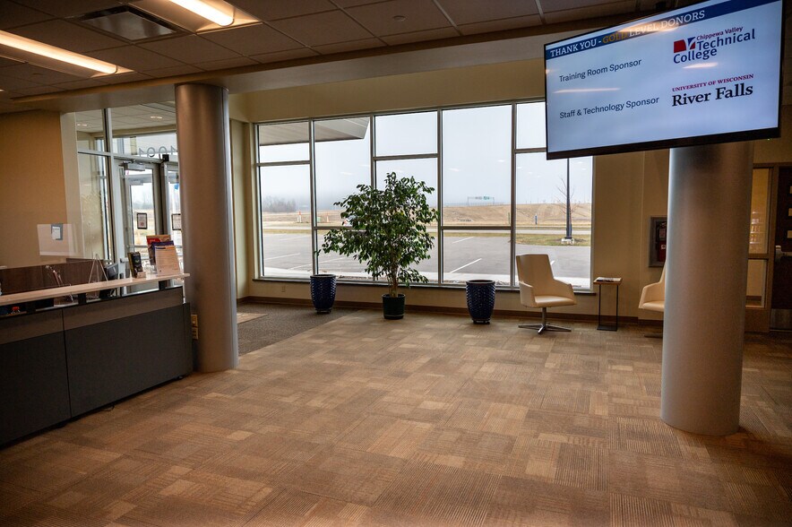 More Photos Of 1091 Sutherland Ave, River Falls Flex For Sale